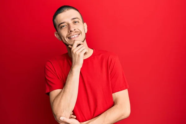 Spaanse Jongeman Met Casual Rood Shirt Glimlachend Zelfverzekerd Kijkend Naar — Stockfoto