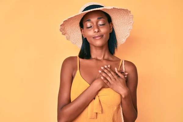 Jovem Afro Americana Usando Chapéu Verão Sorrindo Com Mãos Peito — Fotografia de Stock