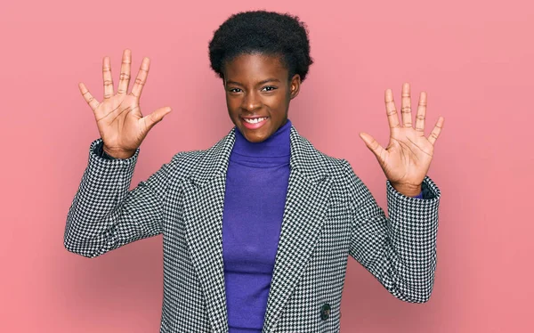 Jovem Afro Americana Vestindo Roupas Casuais Mostrando Apontando Para Cima — Fotografia de Stock