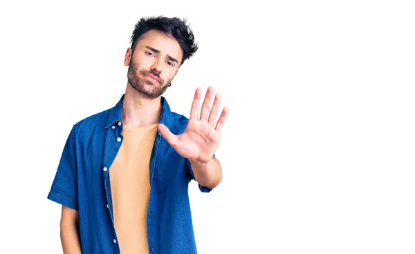 Jonge Latijns Amerikaanse Man Casual Kleding Doen Stoppen Met Zingen — Stockfoto