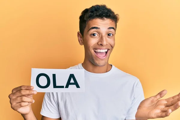 Ung Vacker Afrikansk Amerikansk Man Håller Ola Som Portugisisk Hälsning — Stockfoto