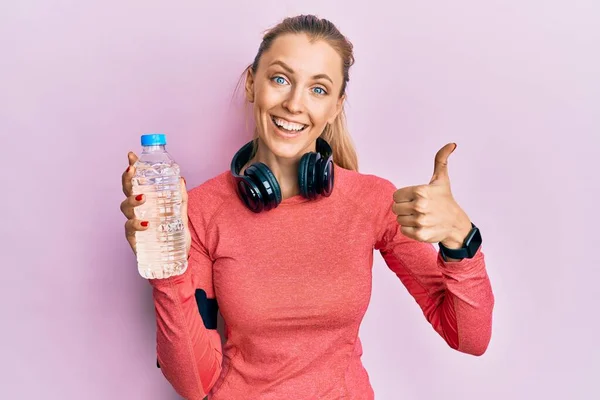 Schöne Kaukasische Sportlerin Trägt Sportbekleidung Trinkflasche Wasser Lächelt Glücklich Und — Stockfoto