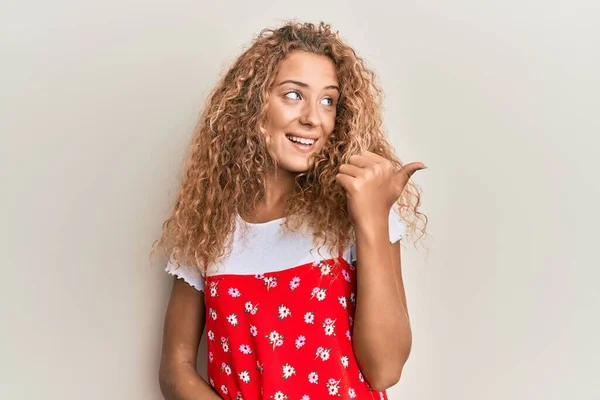 Hermosa Chica Adolescente Caucásica Con Vestido Rojo Verano Sonriendo Con —  Fotos de Stock