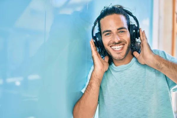 Ung Latinamerikansk Man Ler Glad Att Lyssna Musik Med Hörlurar — Stockfoto