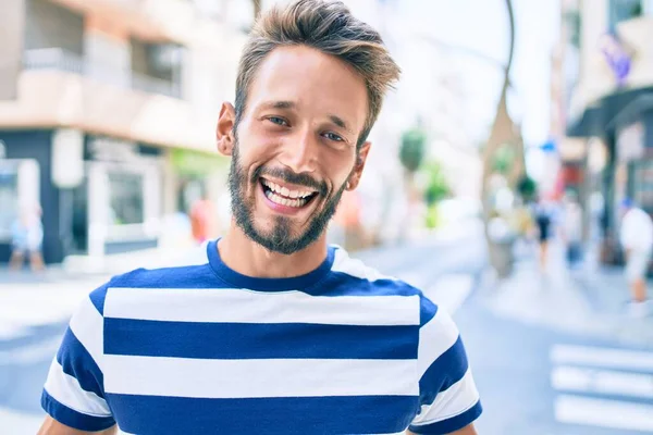 Guapo Caucásico Hombre Con Barba Sonriendo Feliz Aire Libre —  Fotos de Stock