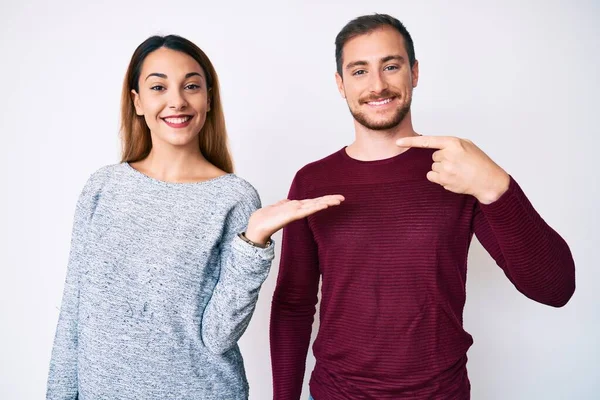Beautiful Couple Wearing Casual Clothes Amazed Smiling Camera While Presenting — Stock Photo, Image