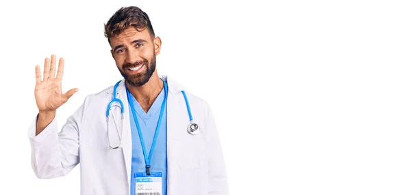 Jovem Hispânico Vestindo Uniforme Médico Estetoscópio Mostrando Apontando Para Cima — Fotografia de Stock