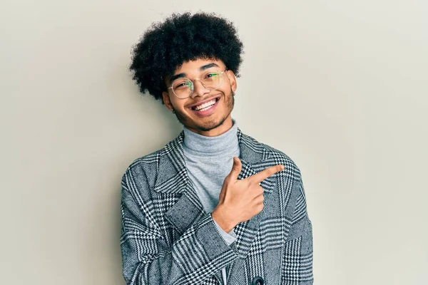 Afro Saçlı Sıradan Giyinmiş Gözlüklü Neşeli Bir Şekilde Gülümseyen Eli — Stok fotoğraf