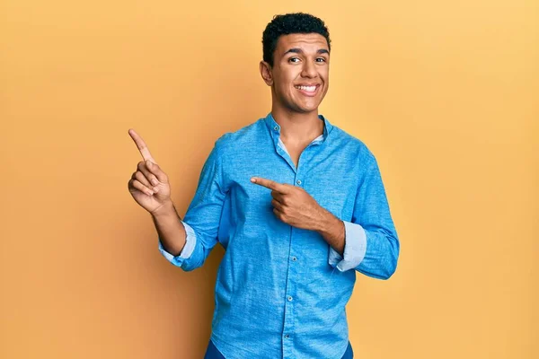 Junger Arabischer Mann Lässiger Kleidung Lächelt Und Blickt Die Kamera — Stockfoto