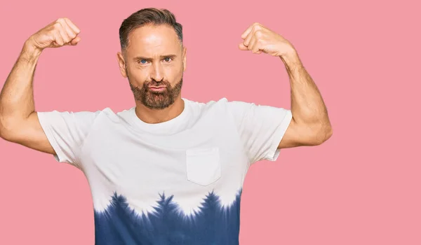 Knappe Man Van Middelbare Leeftijd Met Casual Stropdas Kleurstof Tshirt — Stockfoto