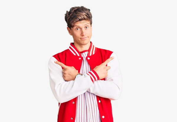 Homem Bonito Jovem Vestindo Uniforme Beisebol Apontando Para Ambos Lados — Fotografia de Stock