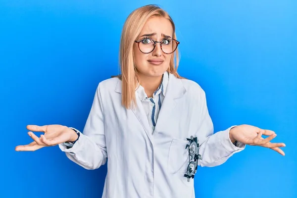 Vacker Kaukasisk Oculist Kvinna Bär Mantel Och Optometri Glasögon Ledsna — Stockfoto