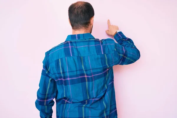 Junger Gutaussehender Mann Lässiger Kleidung Posiert Rückwärts Und Zeigt Mit — Stockfoto