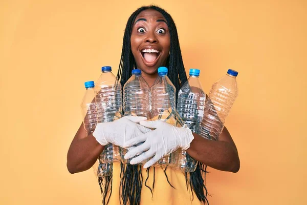 Afroamerikanerin Mit Zöpfen Hält Recycling Plastikflaschen Der Hand Und Feiert — Stockfoto