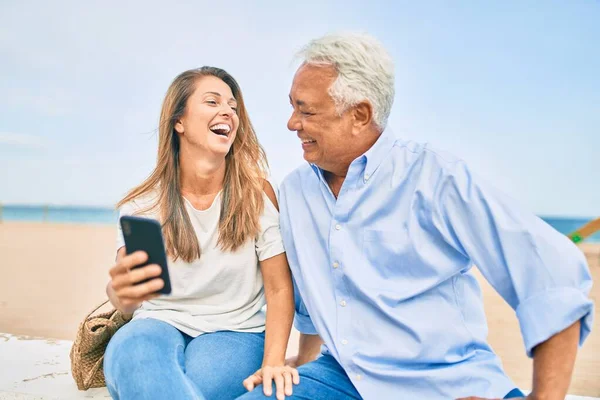 Middelbare Leeftijd Latijns Amerikaans Koppel Met Behulp Van Smartphone Zitten — Stockfoto