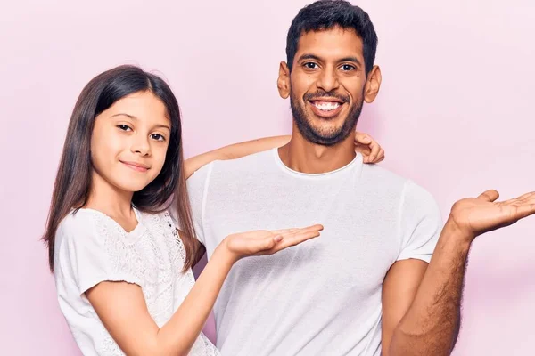 Ung Far Och Dotter Bär Casual Kläder Ler Glad Presentera — Stockfoto