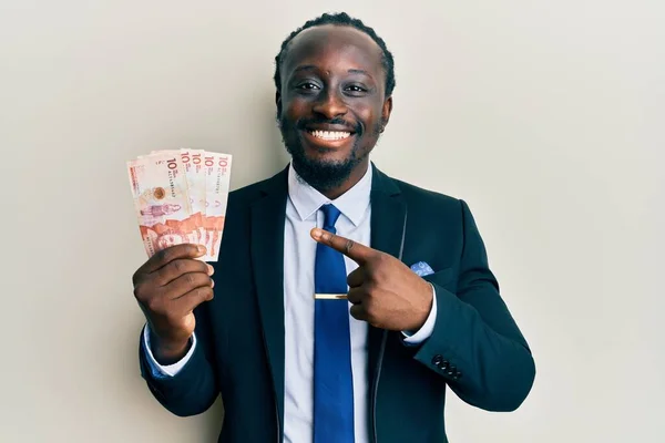 Knappe Jonge Zwarte Man Draagt Business Suit Met Colombiaanse Peso — Stockfoto