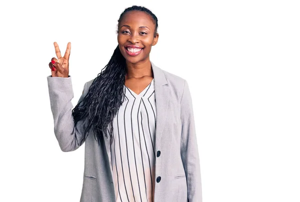Jonge Afro Amerikaanse Vrouw Zakelijke Kleren Glimlachend Met Een Vrolijk — Stockfoto