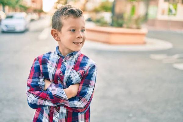 Kollarını Kavuşturup Gülümseyen Sevimli Beyaz Çocuk Şehirde Mutlu Bir Şekilde — Stok fotoğraf