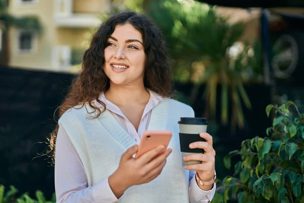 Jovem Hispânica Usando Smartphone Beber Café Cidade — Fotografia de Stock