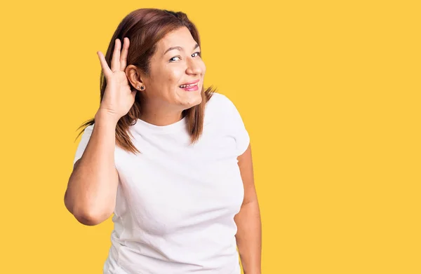 Middelbare Leeftijd Vrouw Dragen Casual Kleding Geïsoleerde Gele Achtergrond Luisteren — Stockfoto