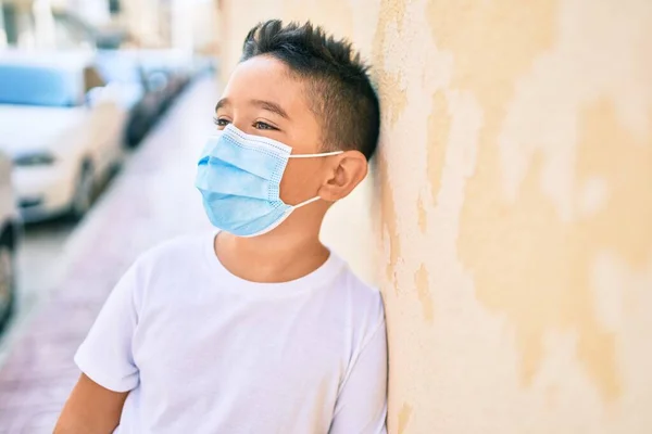 Adorable Niño Con Máscara Médica Apoyado Pared Calle Ciudad —  Fotos de Stock