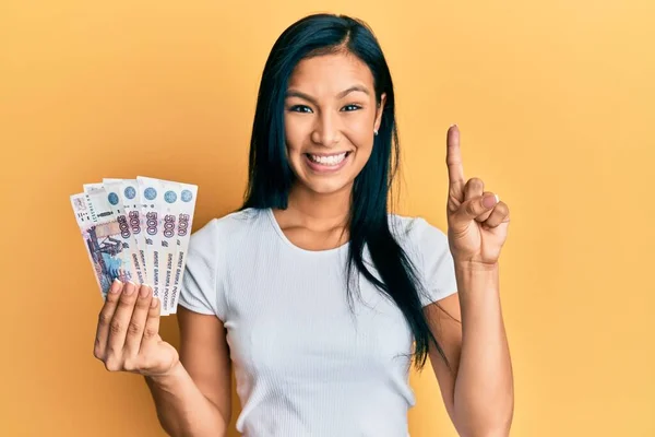 Beautiful Hispanic Woman Holding 500 Russian Ruble Banknotes Smiling Idea — Stock fotografie