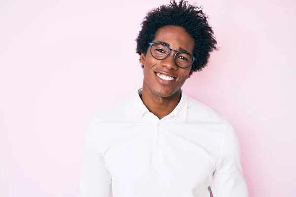 Schöner Afrikanisch Amerikanischer Mann Mit Afro Haaren Businesshemd Und Brille — Stockfoto