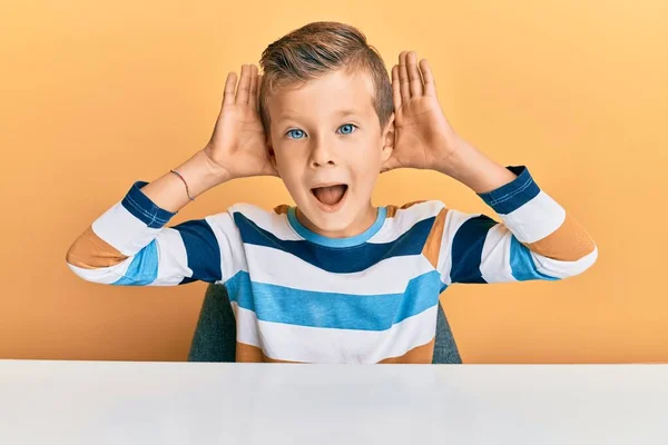 Förtjusande Kaukasiska Unge Klädd Avslappnade Kläder Sitter Bordet Leende Glad — Stockfoto