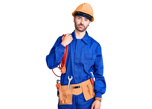 Jovem Hispânico Vestindo Uniforme Eletricista Segurando Atitude Pensamento Cabo Expressão — Fotografia de Stock