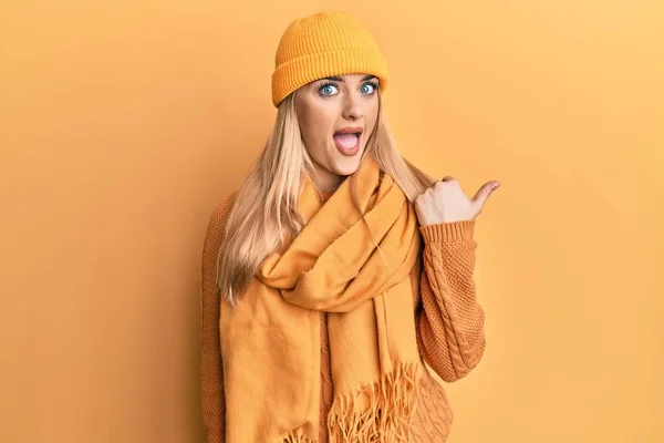 Mujer Caucásica Joven Con Suéter Lana Invierno Gorra Sonriendo Con —  Fotos de Stock