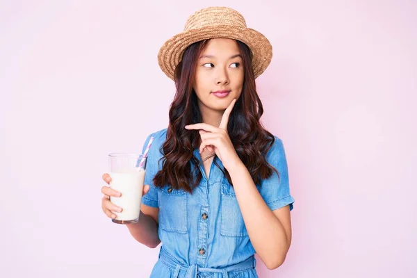 Young Beautiful Chinese Girl Wearing Summer Hat Holding Glass Milk — 图库照片