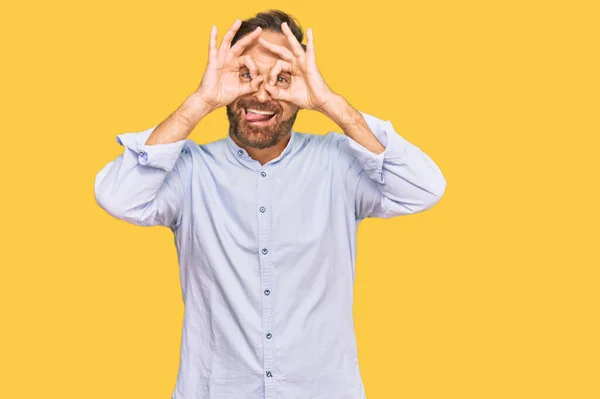 Bonito Homem Meia Idade Vestindo Camisa Negócios Fazendo Gesto Como — Fotografia de Stock