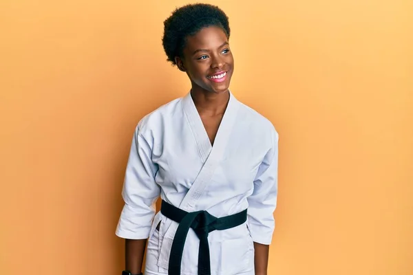 Jong Afrikaans Amerikaans Meisje Met Karate Kimono Zwarte Gordel Glimlach — Stockfoto
