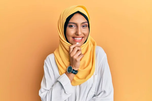 Junge Brünette Araberin Mit Traditionellem Islamischen Hijab Schal Die Selbstbewusst — Stockfoto