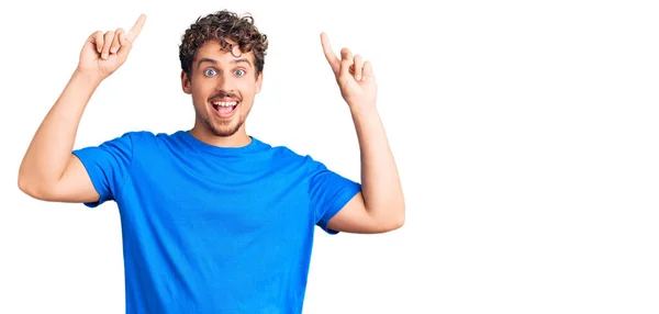 Jovem Homem Bonito Com Cabelo Encaracolado Vestindo Roupas Casuais Sorrindo — Fotografia de Stock