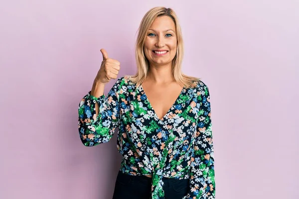 Mulher Caucasiana Meia Idade Vestindo Roupas Casuais Sorrindo Feliz Positivo — Fotografia de Stock