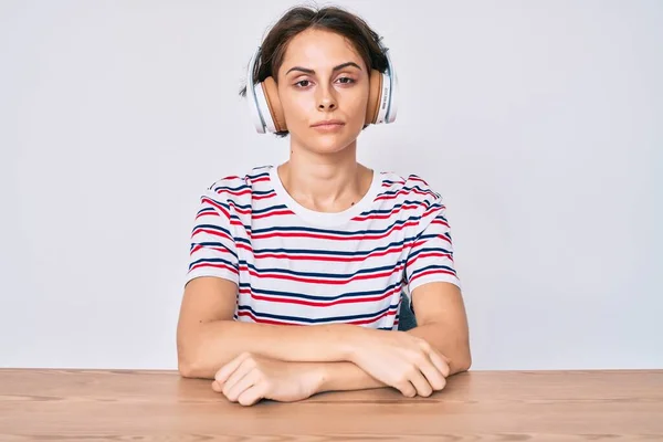 Junge Hispanische Frau Mit Kopfhörern Die Mit Ernstem Gesichtsausdruck Auf — Stockfoto