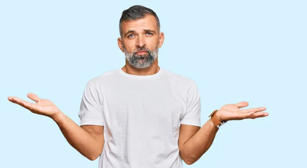Hombre Guapo Mediana Edad Con Camiseta Blanca Casual Despistado Confundido —  Fotos de Stock