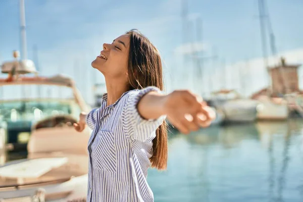 Giovane Ragazza Ispanica Respirando Con Braccia Aperte Porto — Foto Stock