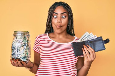 Tasarruf kavanozu ve cüzdanı olan, balık suratlı, şaşı gözlü, çılgın ve komik gözlü Afro-Amerikalı bir kadın.. 
