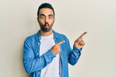 Genç ispanyol adam parmaklarıyla kendini işaret ederek balık suratlı ve şaşı gözlü, çılgın ve komik.. 