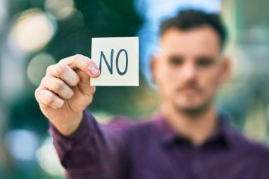 Ciddi bir suratı olan genç İspanyol bir adam şehirde hiçbir hatırlatma kağıdı tutmuyor..