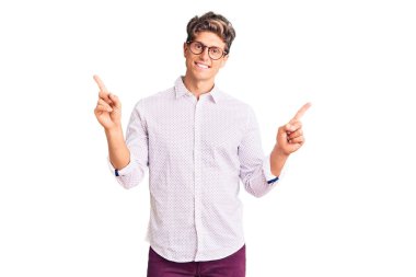 İş kıyafetleri ve gözlük takan, kendine güvenen, farklı yönleri gösteren genç ve yakışıklı bir adam. reklam için kopyalama alanı 