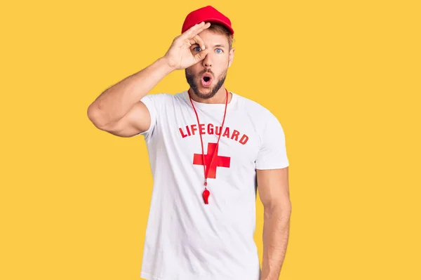 Jovem Caucasiano Vestindo Salva Vidas Shirt Segurando Assobio Fazendo Gesto — Fotografia de Stock