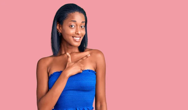 Joven Mujer Afroamericana Vistiendo Ropa Casual Verano Alegre Con Una — Foto de Stock