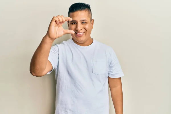 Joven Hombre Latino Con Camiseta Blanca Casual Sonriente Gesto Seguro —  Fotos de Stock