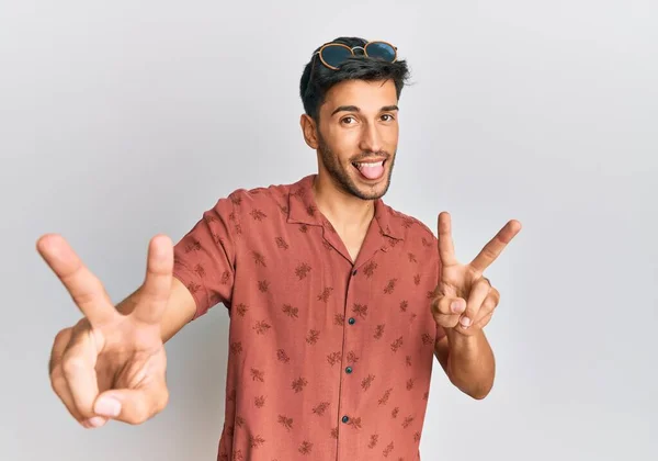 Mladý Pohledný Muž Neformálním Letním Oblečení Usmívající Vyplazeným Jazykem Ukazujícím — Stock fotografie