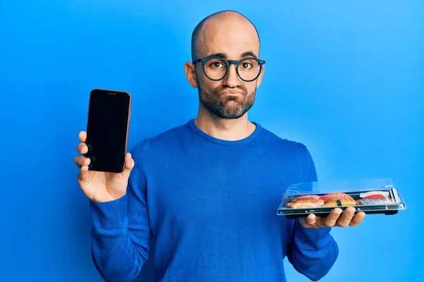 Homem Hispânico Jovem Segurando Levar Comida Mostrando Smartphone Tela Bochechas — Fotografia de Stock