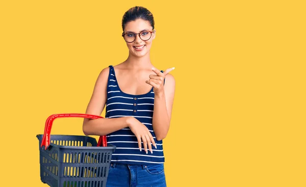 Mladá Krásná Žena Drží Nákupní Košík Supermarket Úsměvem Šťastný Ukazující — Stock fotografie